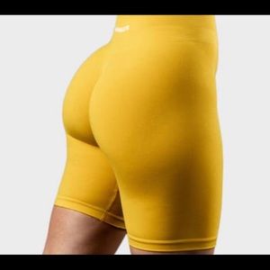 Alphalete Amplify Biker Shorts Golden Hour